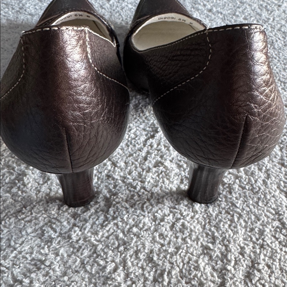 Cole Haan pebbled bronze leather loafer style heels. Metal bar accent Size 6 1/2 - Picture 5 of 6